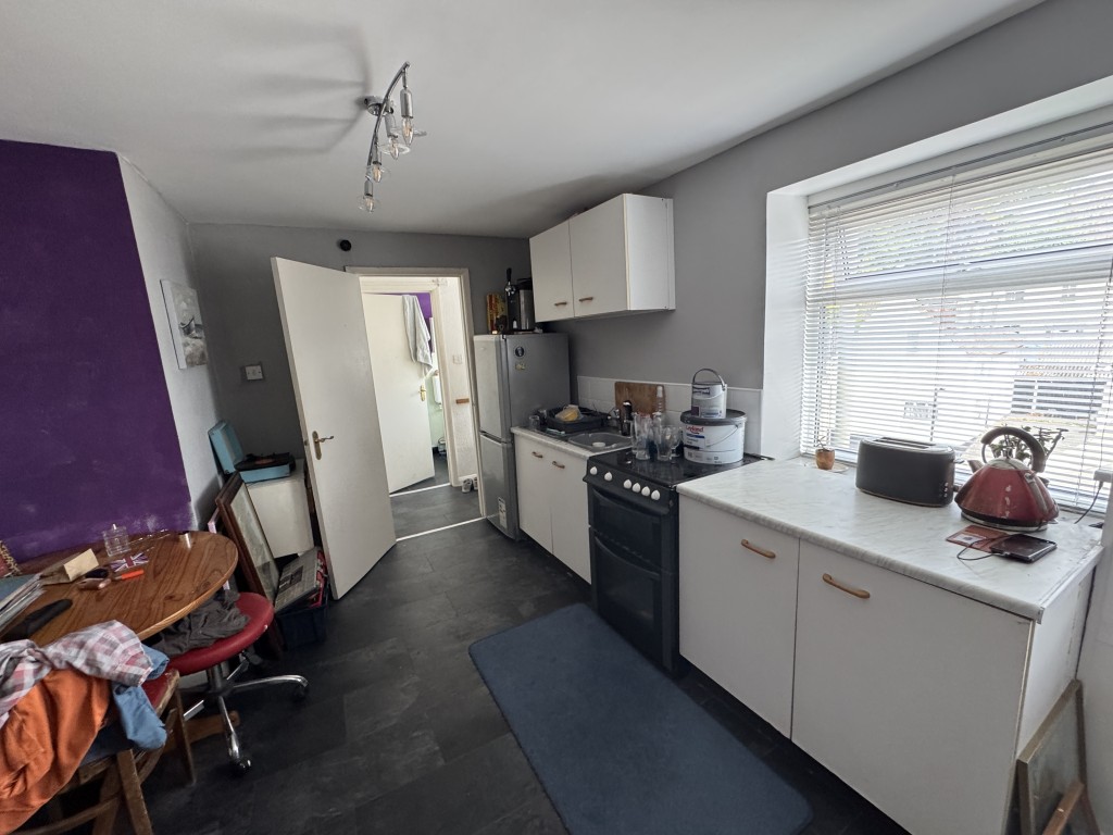 Lot: 68 - MIXED USE INVESTMENT CLOSE TO THE TOWN CENTRE - First floor flat kitchen